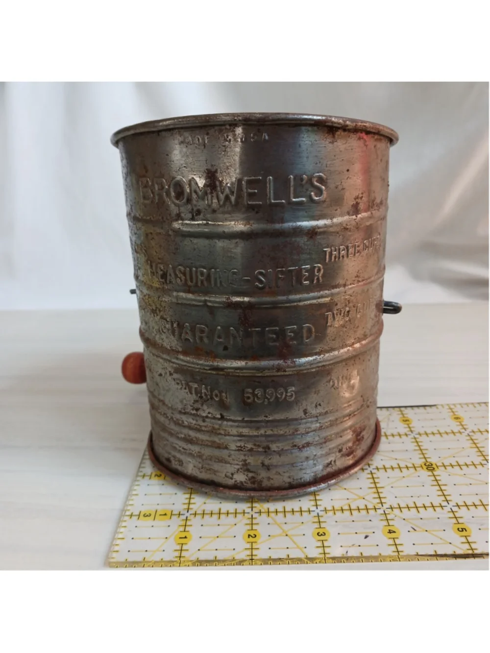 Bromwell’s 5 Cup Primitive Sifter Measuring Red Wood Crank Handle Flour Vtg USA